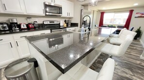 冰箱、微波炉、烤箱、炉灶