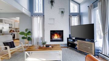 Televisio, takka, pöytäjalkapallopöytä, stereot