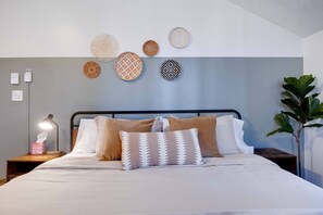 4 habitaciones, escritorio y tabla de planchar con plancha