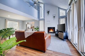 テレビ、暖炉、テーブルサッカー台、ステレオ