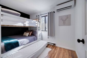 4 室のベッドルーム、デスク、アイロン / アイロン台、旅行用ベビーベッド