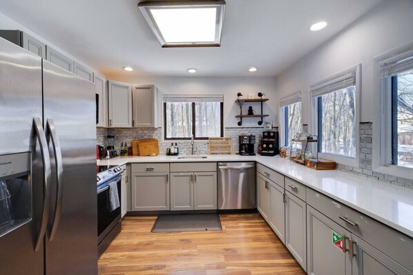 冷蔵庫、電子レンジ、オーブン、コンロ