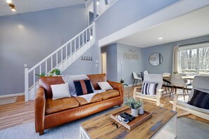 テレビ、暖炉、テーブルサッカー台、ステレオ