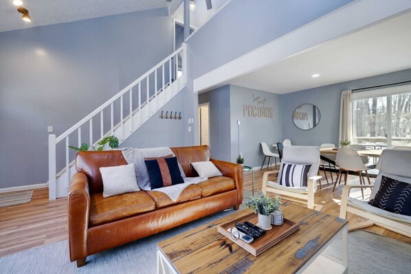 Televisión, chimenea, futbolito, estéreo