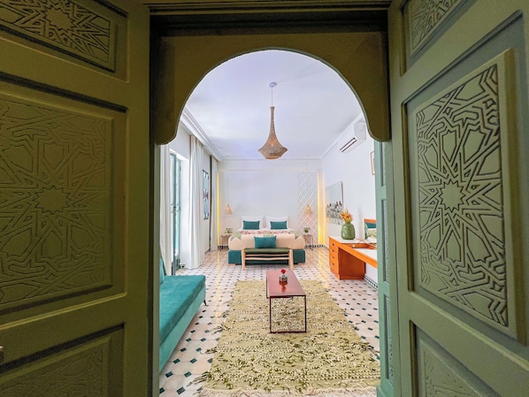 Junior Suite, 1 Bedroom, Non Smoking, Air conditioning | 1 bedroom, pillowtop beds, free WiFi, bed sheets
