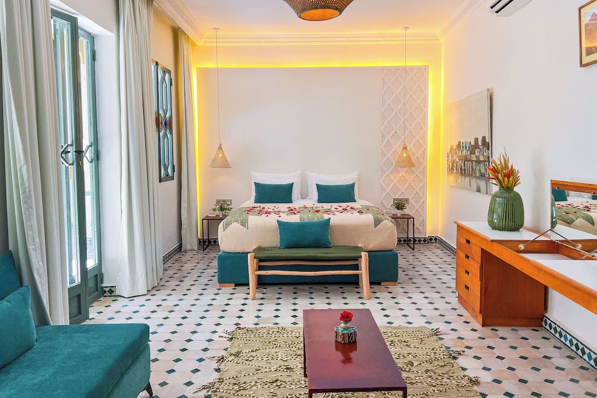 Junior Suite, 1 Bedroom, Non Smoking, Air conditioning | 1 bedroom, pillowtop beds, free WiFi, bed sheets