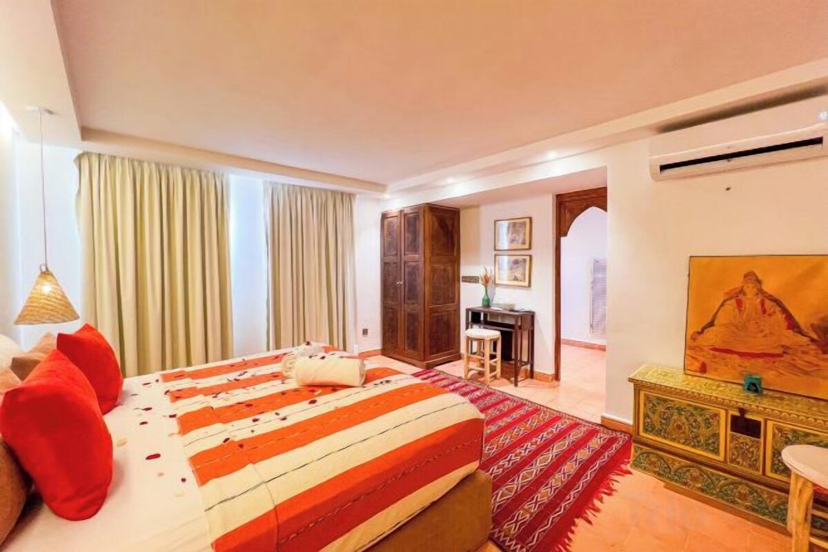 Pillowtop beds, in-room safe, blackout drapes