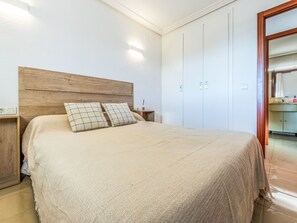 1 habitación, escritorio, tabla de planchar con plancha y internet 