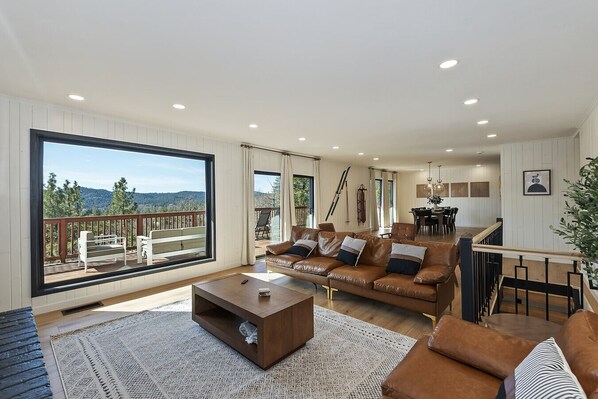 Smart TV, fireplace - Modern Lakeview Lodge, Game Room, Soaker Tub + Decks (Lake Arrowhead)