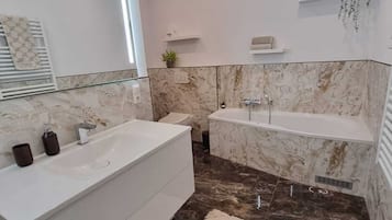 Ducha, bañera de hidromasaje, secador de pelo, toallas
