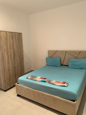 3 bedrooms, iron/ironing board, bed sheets