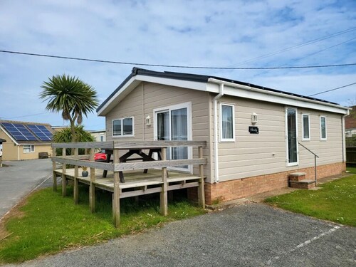 Seaside Haven: Your Cosy Family Retreat by the Shore!