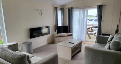 Seaside Haven: Your Cosy Family Retreat by the Shore!