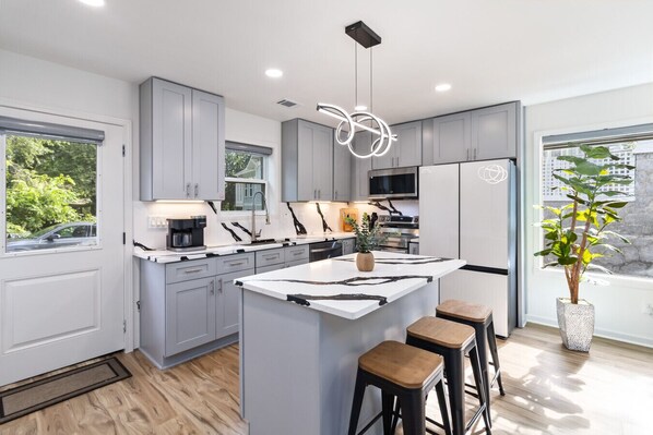 Fridge, microwave, oven, stovetop - Modern Midtown Escape Near Piedmont Park (Atlanta)