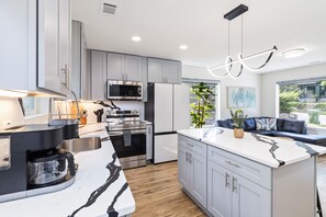 Fridge, microwave, oven, stovetop - Modern Midtown Escape Near Piedmont Park (Atlanta)
