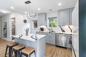 Réfrigérateur, four à micro-ondes, un four, surface de cuisson