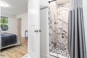 2 bedrooms, iron/ironing board, travel cot, WiFi - Modern Midtown Escape Near Piedmont Park (Atlanta)