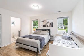 2 bedrooms, iron/ironing board, travel cot, WiFi - Modern Midtown Escape Near Piedmont Park (Atlanta)