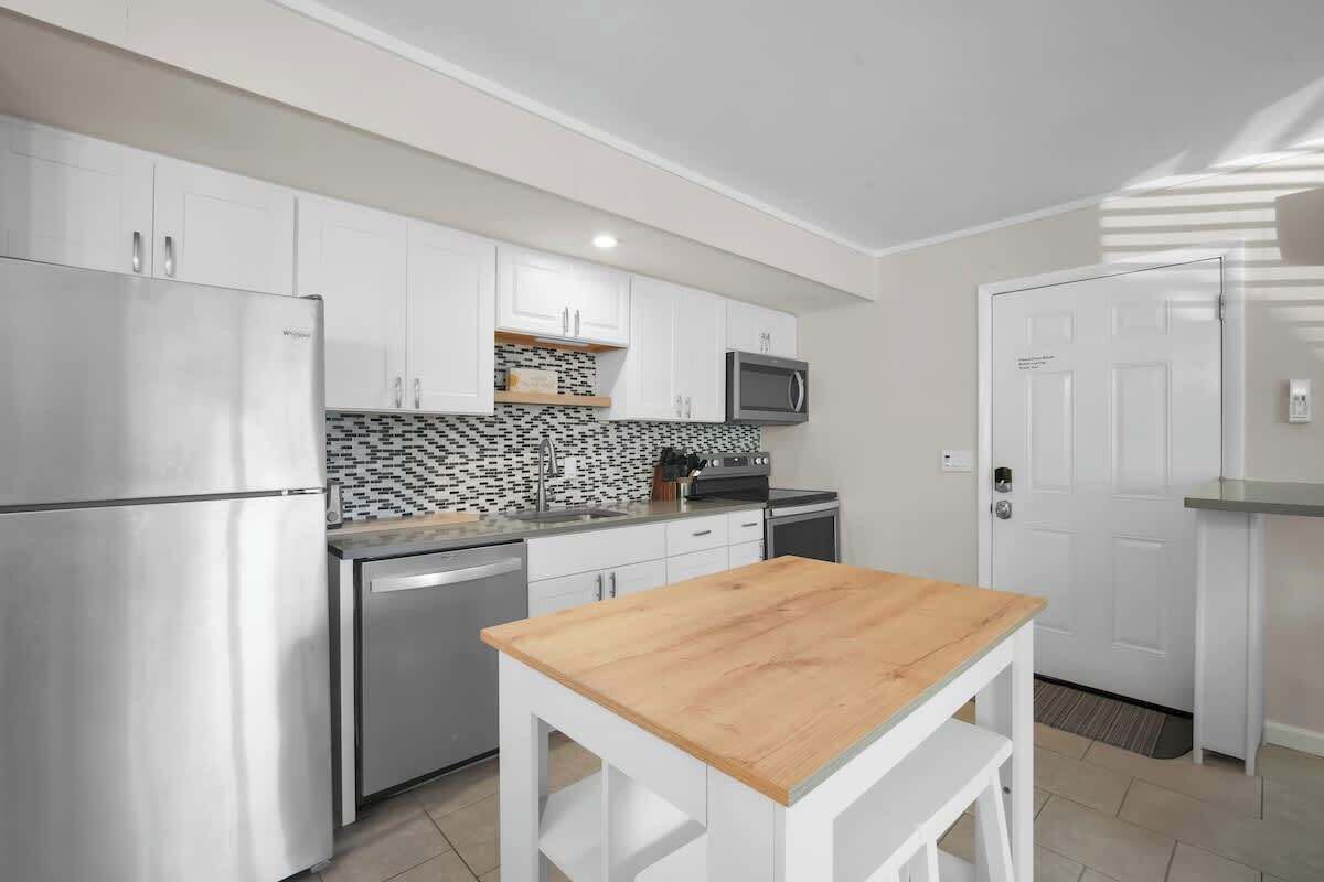 Fridge, microwave, stovetop, dishwasher