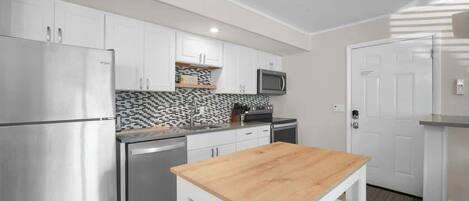 Kühlschrank, Mikrowelle, Herdplatte, Geschirrspüler