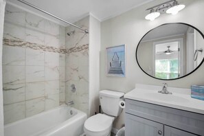 Shower, hair dryer, shampoo - Bright Coastal Condo D4: Ground Floor, Near Coligny Plaza/Sea Pines (Hilton Head Island)