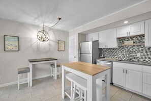 Réfrigérateur, four à micro-ondes, surface de cuisson, lave-vaisselle