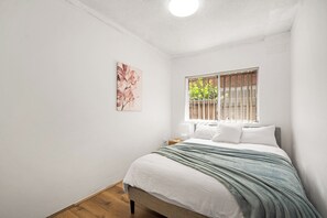 2 bedrooms, iron/ironing board, WiFi, bed sheets - Cozy 2-Bedroom Retreat with Parking in Cabramatta (Cabramatta)
