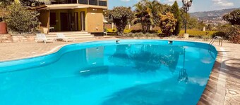 Stylish City Oasis: 5 Location - Pool - City View