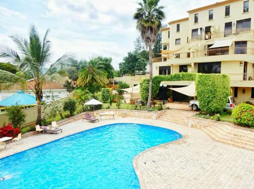 Stylish City Oasis: 5 Location - Pool - City View