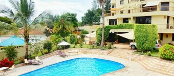 Stylish City Oasis: 5 Location - Pool - City View