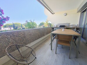 Outdoor dining - Le Cosy with its feet in the water. In a residence with swimming pool! Ideal for families (Le Grau-du-Roi)