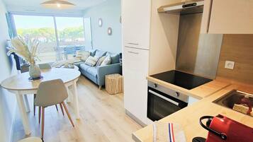 Micro-ondes, four, plaque de cuisson