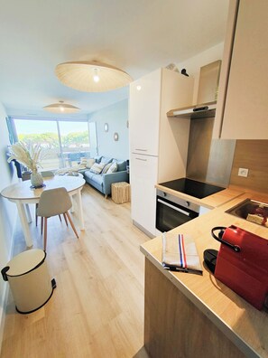 Microwave, oven, stovetop - Le Cosy with its feet in the water. In a residence with swimming pool! Ideal for families (Le Grau-du-Roi)