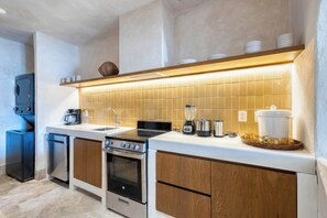 冷蔵庫、電子レンジ、オーブン、コンロ