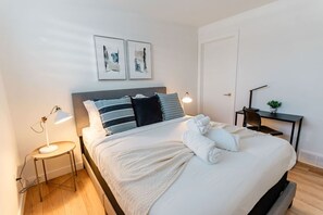 3 bedrooms, desk, WiFi, bed sheets - Prime Location | Near Airport & Shopping Malls (Winnipeg)