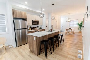 Fridge, microwave, oven, stovetop - Prime Location | Near Airport & Shopping Malls (Winnipeg)