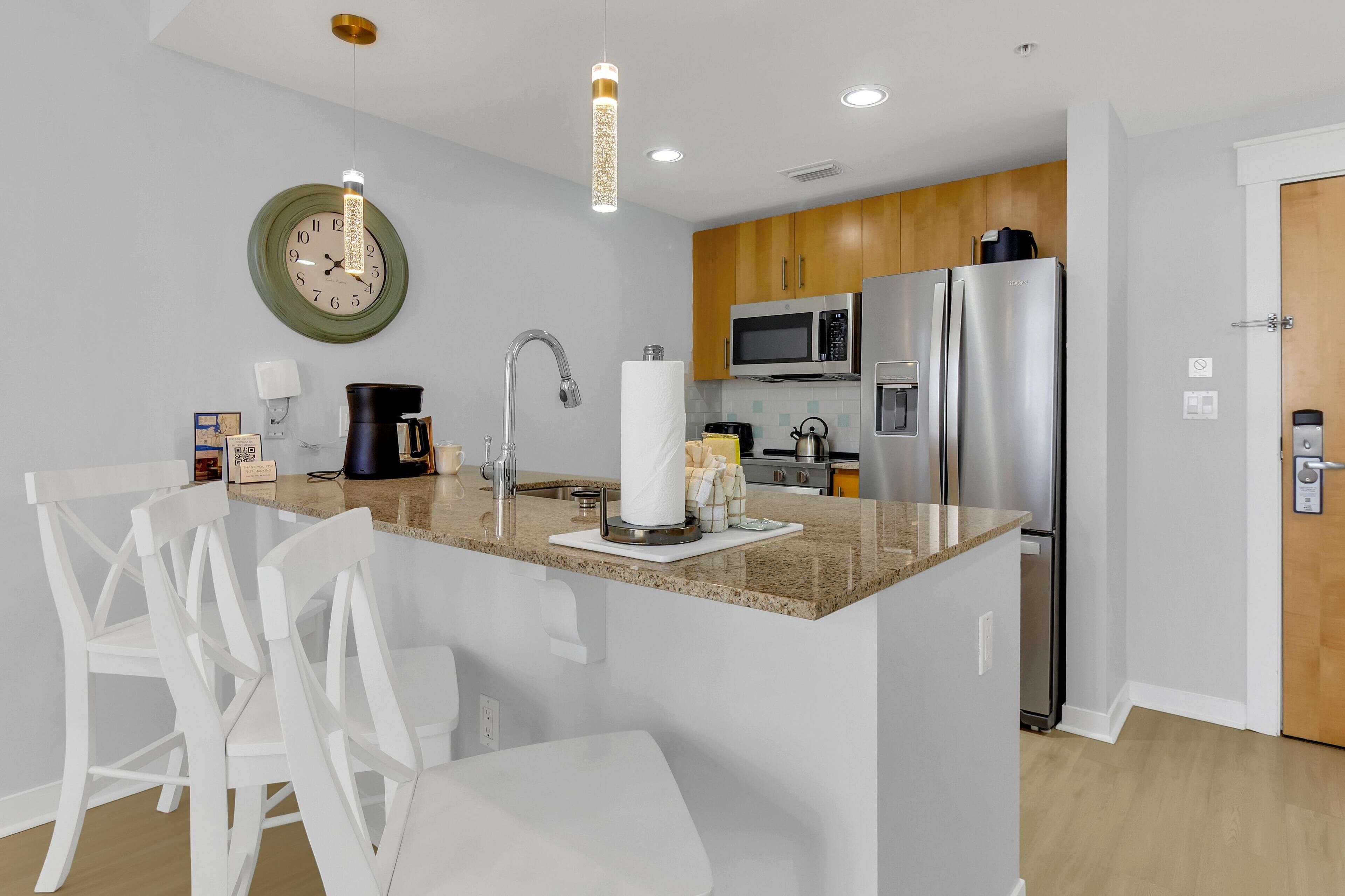 Kjøleskap, mikrobølgeovn, ovn og kokeplater