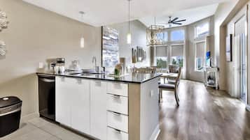 Frigorifero, microonde, forno, piano cottura