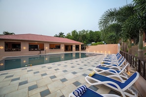 Una piscina al aire libre