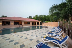 Una piscina al aire libre