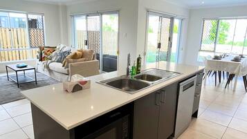 Fridge, oven, stovetop, electric kettle