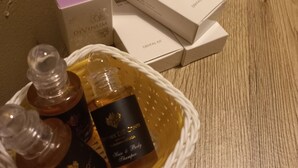A collection of toiletries including a dental kit, shower cap, and bottles of hair and body shampoo. - Quadruple Comfort (Roma)