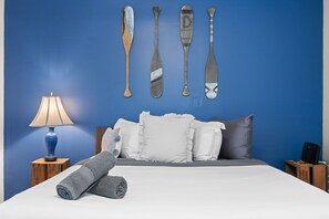 5 quartos, escrivaninha, ferros/tábuas de passar roupa, berço de viagem