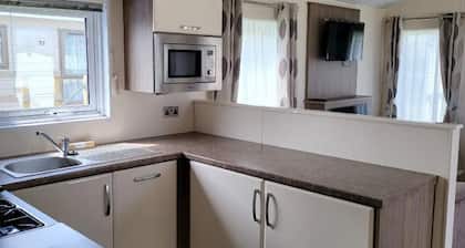 A Cosy Lodge Family Retreat by the Tide, Where Comfort and Joy Reside!