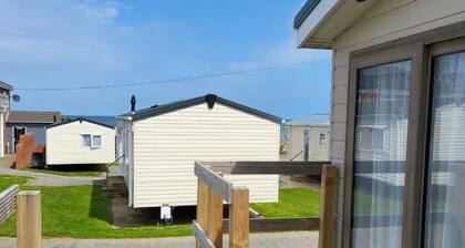 A Cosy Lodge Family Retreat by the Tide, Where Comfort and Joy Reside!