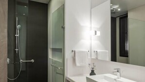 A modern bathroom with a glass shower enclosure, a large mirror, and a white sink. - w Bright 1BR w View in El Nogal (Bogotá)