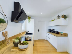 Een koelkast, een microgolfoven, een oven, een vaatwasser