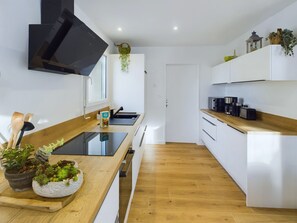 Kühlschrank, Mikrowelle, Ofen, Geschirrspüler