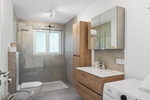 Shower, hair dryer, towels, soap - Modern KüstenHygge 1 with garden & parking space (Westerdeichstrich)