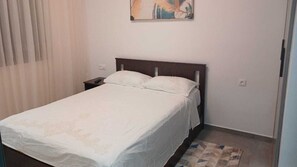 2 bedrooms, iron/ironing board, WiFi